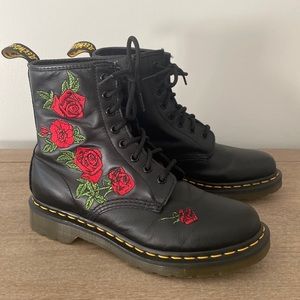 Dr. Martens Vonda Floral Rose Embroidered Leather Lace Up Boots size 8 Like New!